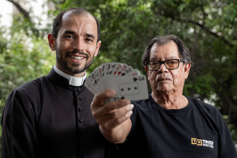 Padre e avô se tornam campeões de truco em torneio
