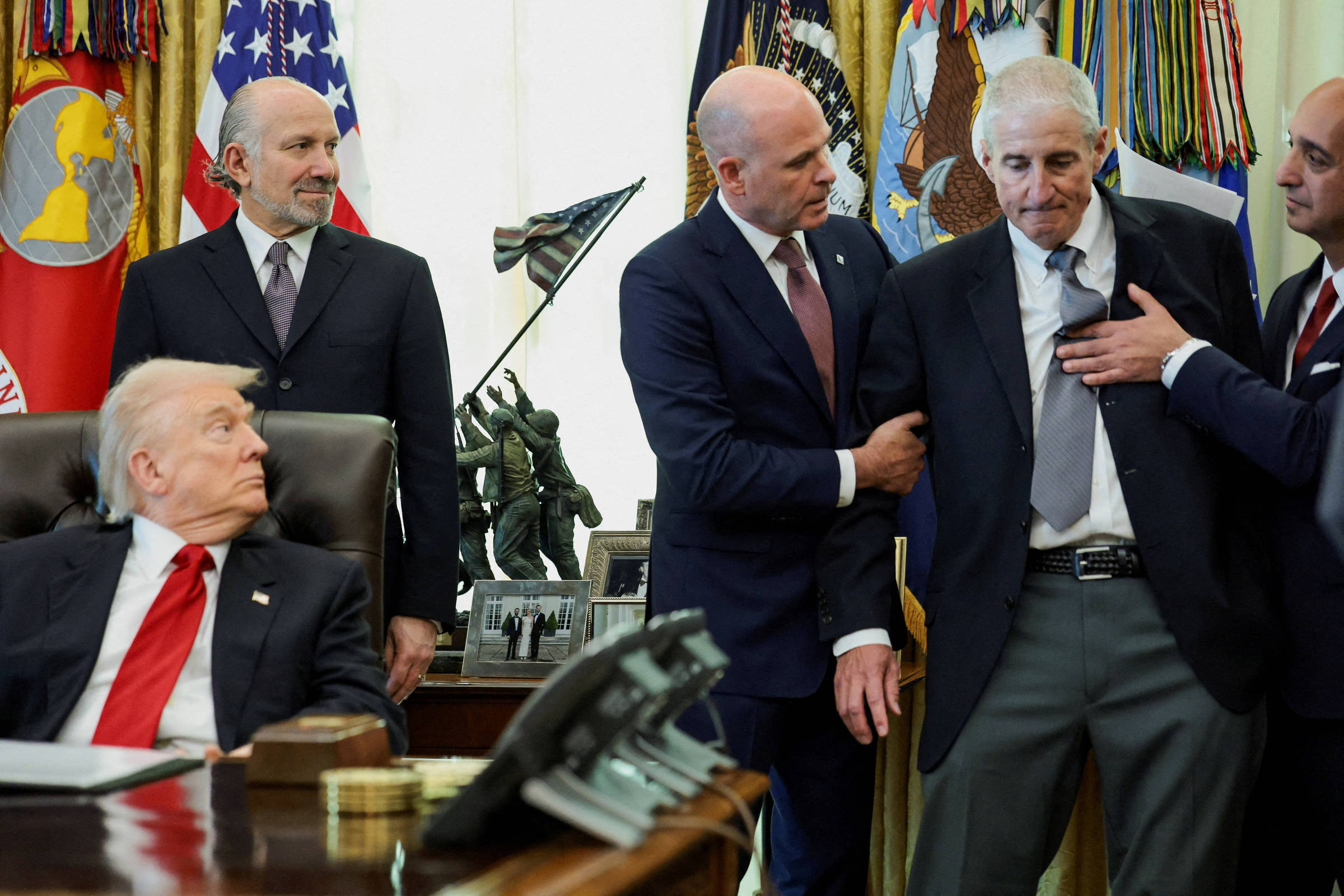 Executivo desmaia ao lado de Trump durante coletiva