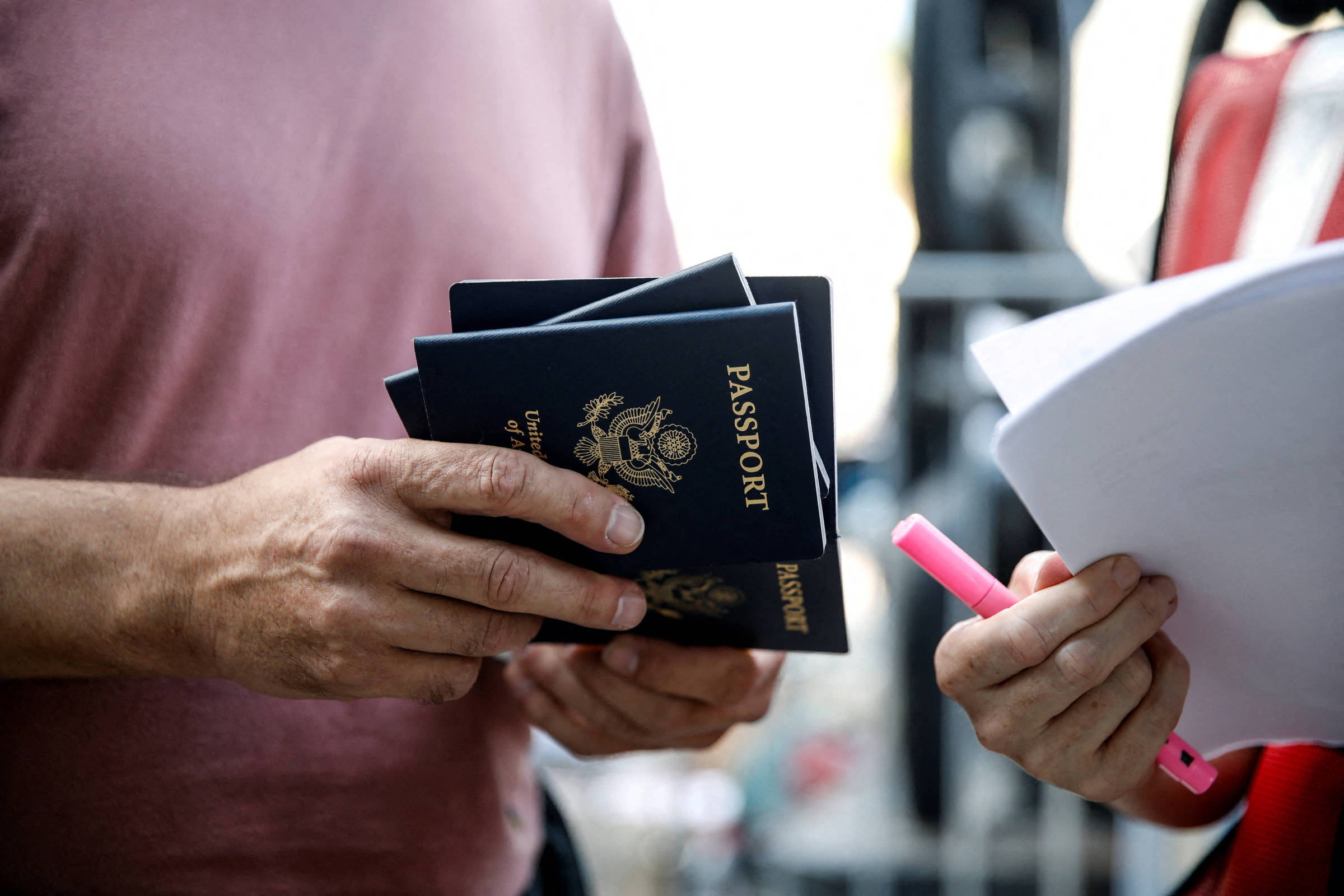 Suprema Corte autoriza Trump a restringir passaportes para pessoas trans