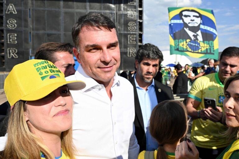 Flávio Bolsonaro se destaca como potencial sucessor de Jair em 2026