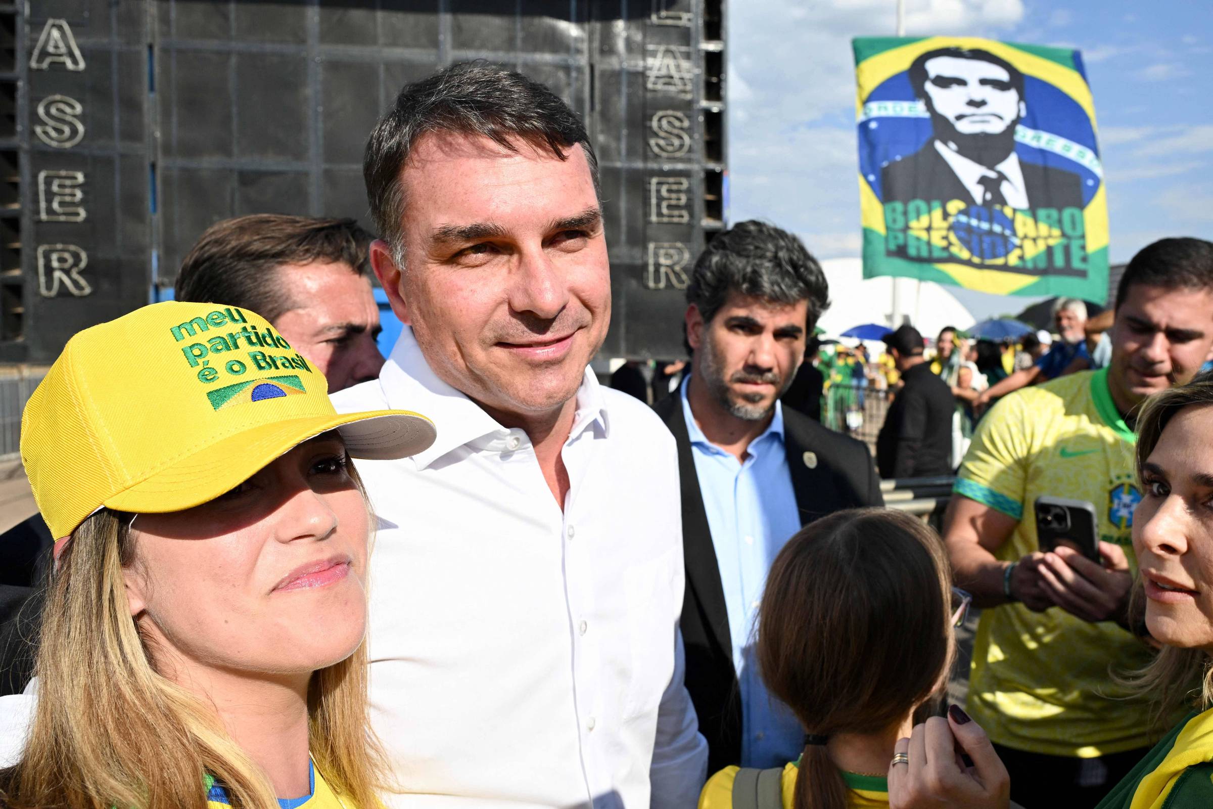 Flávio Bolsonaro se destaca como potencial sucessor de Jair em 2026