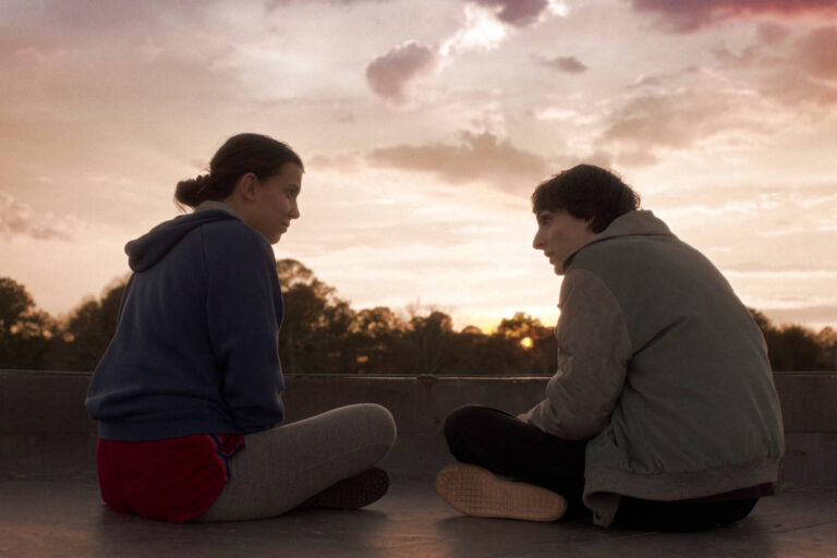 Millie Bobby Brown fala sobre clima de gravações em "Stranger Things"
