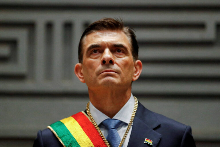 Rodrigo Paz assume presidência da Bolívia e promete mudança de rumo