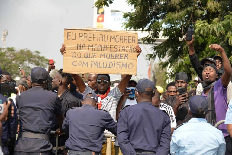Angola celebra 50 anos de independência com governo sob pressão