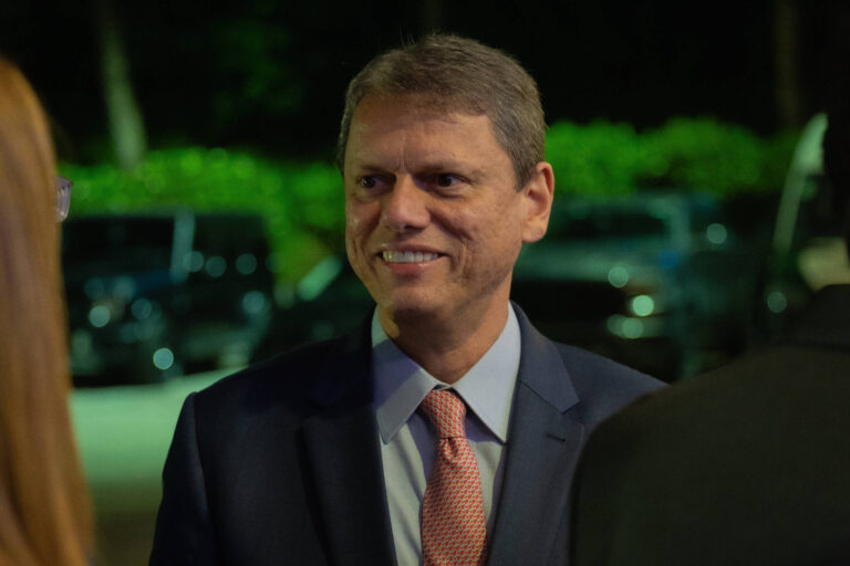 Tarcísio reforça oposição ao PT e fala sobre futuro político