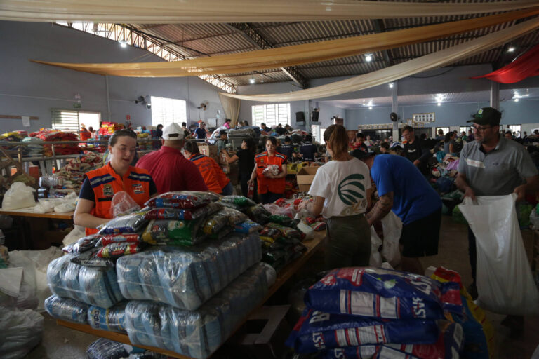 Voluntários se unem para ajudar desalojados após tornado no Paraná