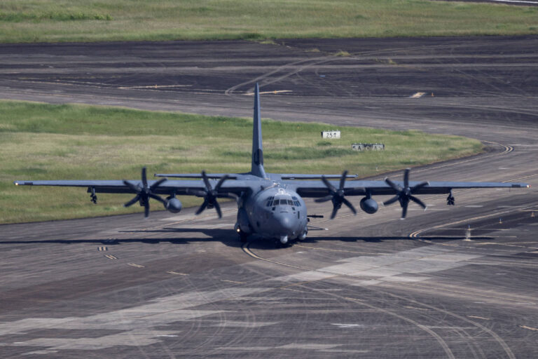 Tanque voador AC-130J Ghostrider dos EUA é avistado no Caribe