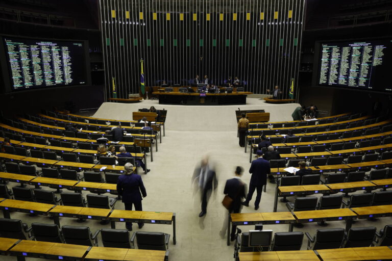 OCDE alerta sobre riscos de captura política e propõe regulamentação do lobby no Brasil