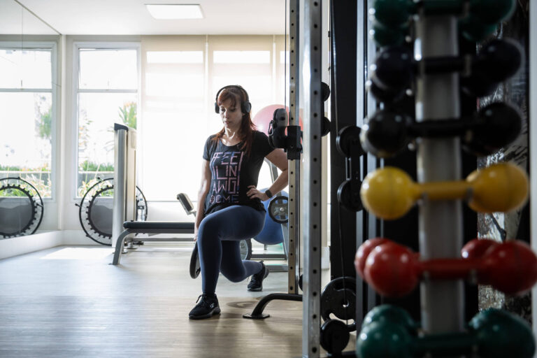 Treino personalizado reduz dores em quem sofre de enxaqueca