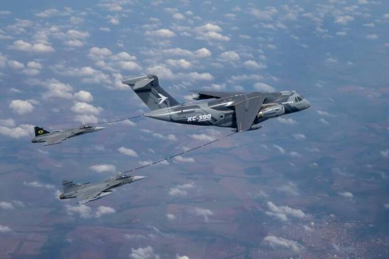 FAB certifica reabastecimento em voo entre Gripen e KC-390