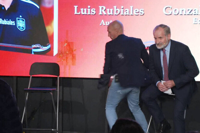 Luis Rubiales sofre ataque com ovos durante lançamento de livro