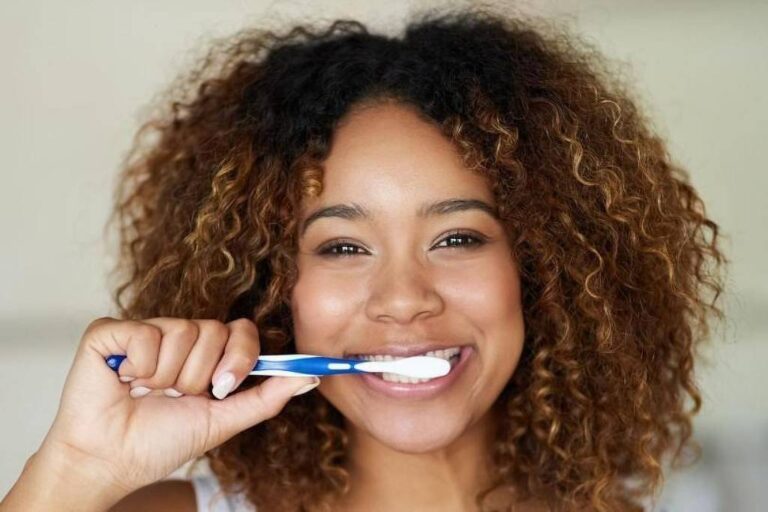 Cuidados bucais: escove os dentes antes do café da manhã e outras dicas essenciais