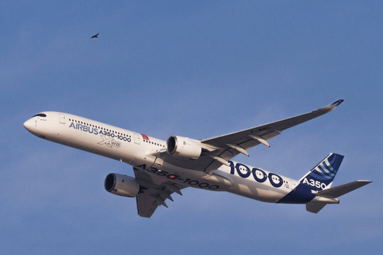Boeing e Airbus estudam novos modelos de aviões maiores