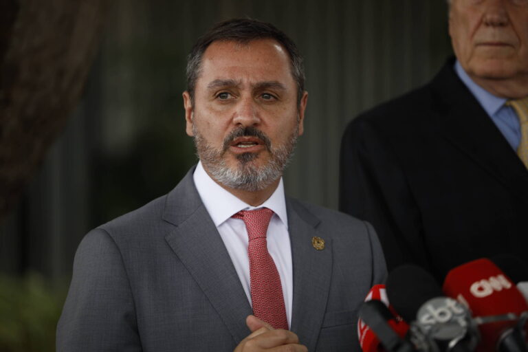 Polícia Federal prende banqueiro em operação que investiga fraude bilionária