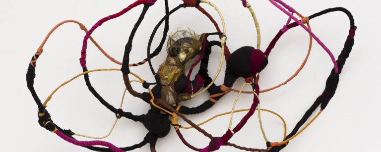 Sonia Gomes transforma exagero barroco em arte no Instituto Tomie Ohtake