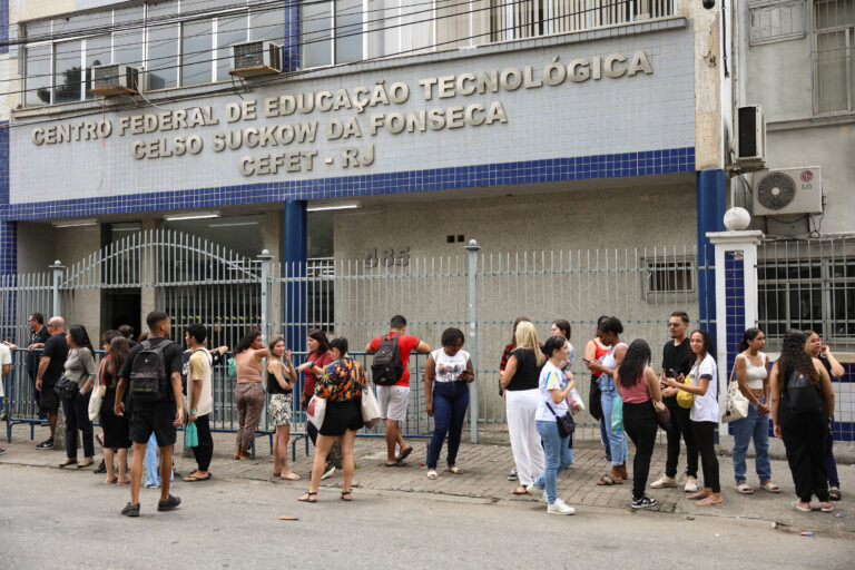 Candidatos ao Enem recebem orientações de cursinhos após anulação de questões