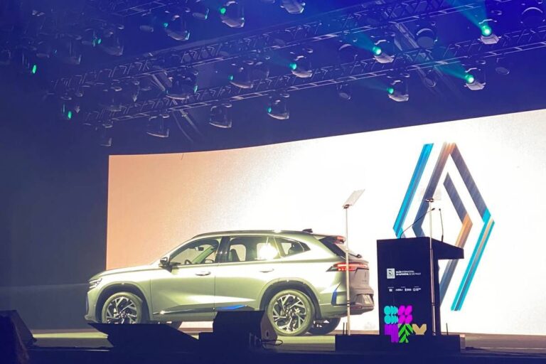 Renault apresenta SUV Koleos e picape Niagara no Salão do Automóvel de SP