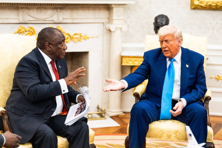 Exclusão da África do Sul no plano de prevenção ao HIV de Trump gera polêmica