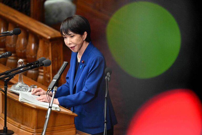 Primeira-ministra do Japão destaca relação construtiva com a China, mas reafirma apoio a Taiwan