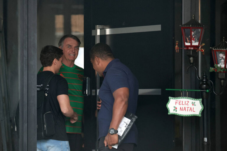 Defesa solicita que Bolsonaro cumpra pena em casa por problemas de saúde