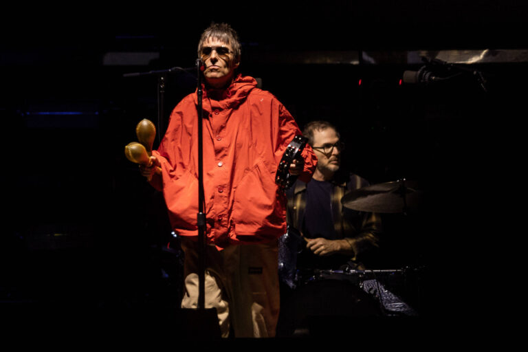 Oasis impressiona fãs com show emocionante em São Paulo