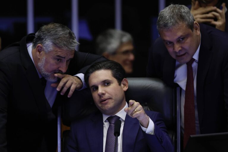 Hugo Motta encerra relação com líder do PT, acentuando tensão com governo Lula
