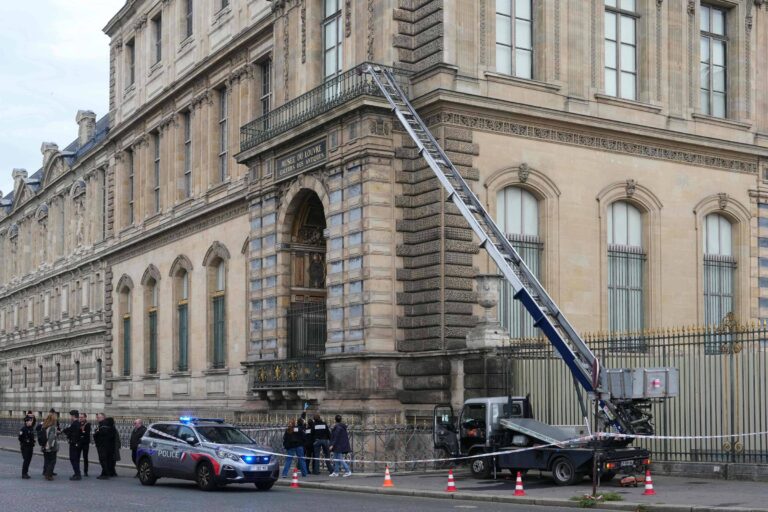 Risco em janela do Louvre foi apontado em relatório de 2018