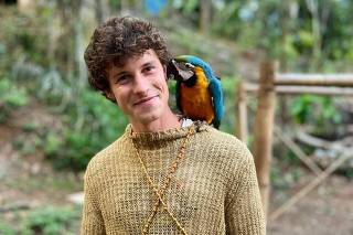 Shawn Mendes encanta fãs com visita a terra indígena e café na Vila Mariana