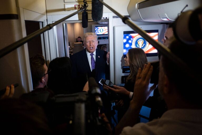 Governo Trump expõe jornalistas críticos em novo ataque à imprensa