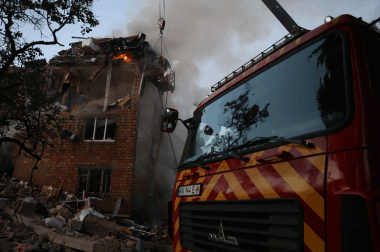 Ataques aéreos da Rússia em Kiev resultam em mortes e feridos