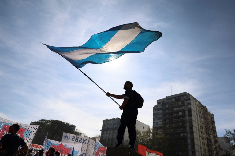 Pressão econômica e política aflige Milei na Argentina