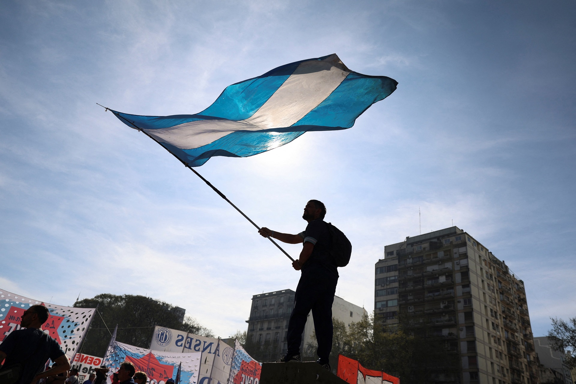 Pressão econômica e política aflige Milei na Argentina