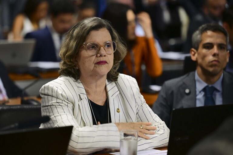 Senadora Teresa Leitão se acidenta durante sessão no Senado