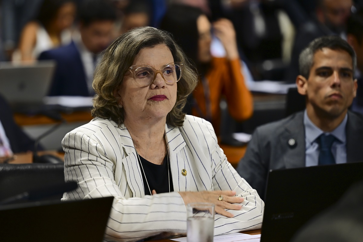 Senadora Teresa Leitão se acidenta durante sessão no Senado