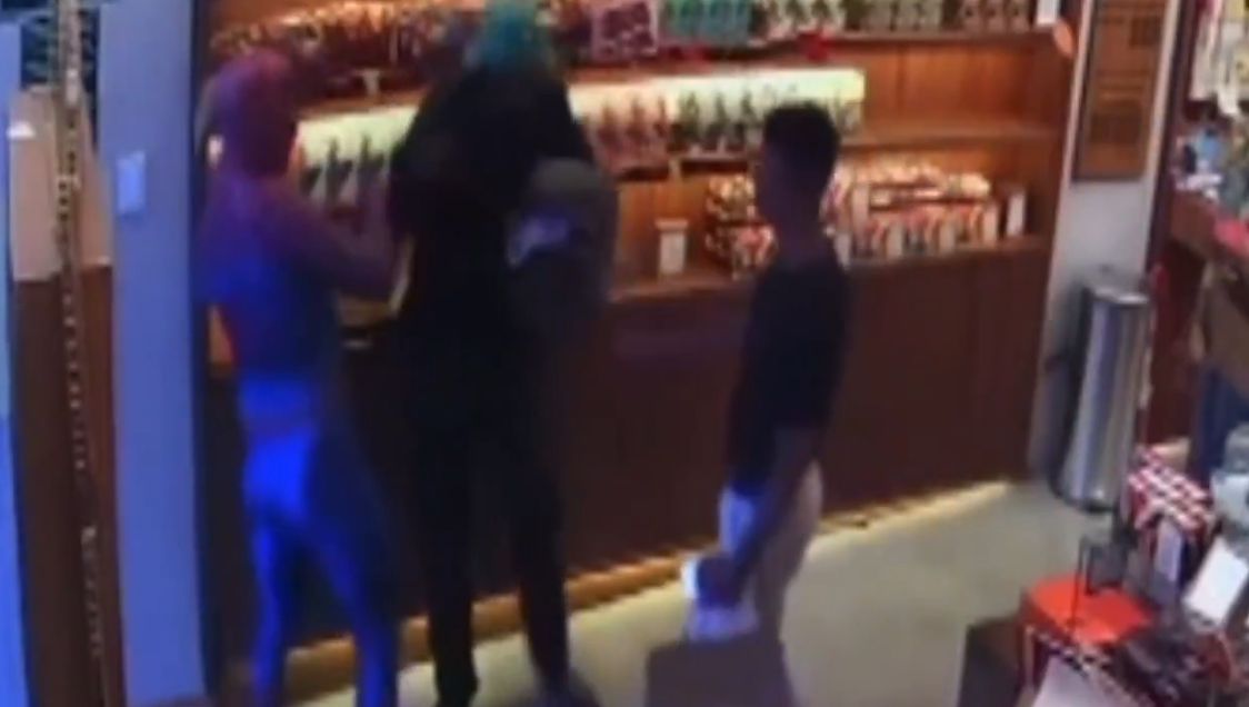 Homem-Aranha impede furto em loja de chocolates
