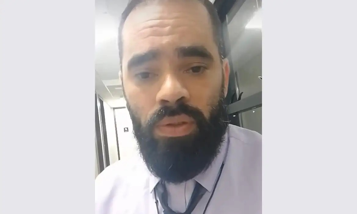Evangélico agredido em vigília bolsonarista faz exame no IML