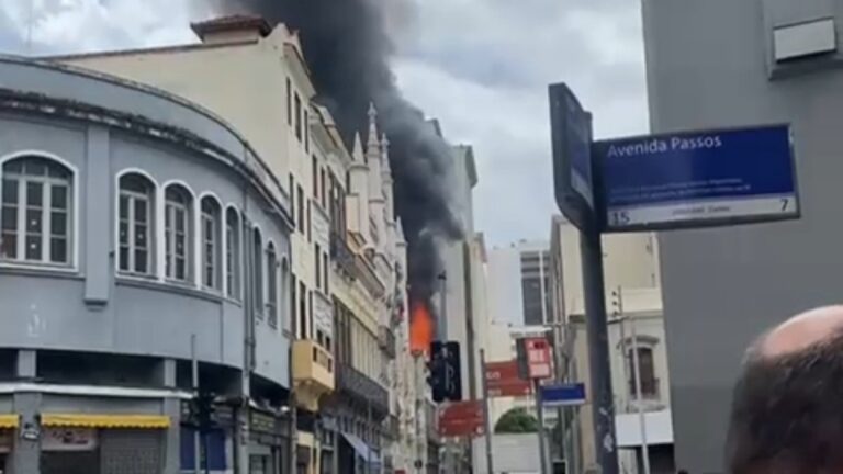 Incêndio atinge sobrado no centro do Rio de Janeiro