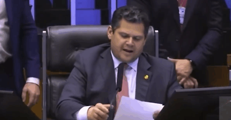 Anulação do voto remoto de Eduardo Bolsonaro por Alcolumbre