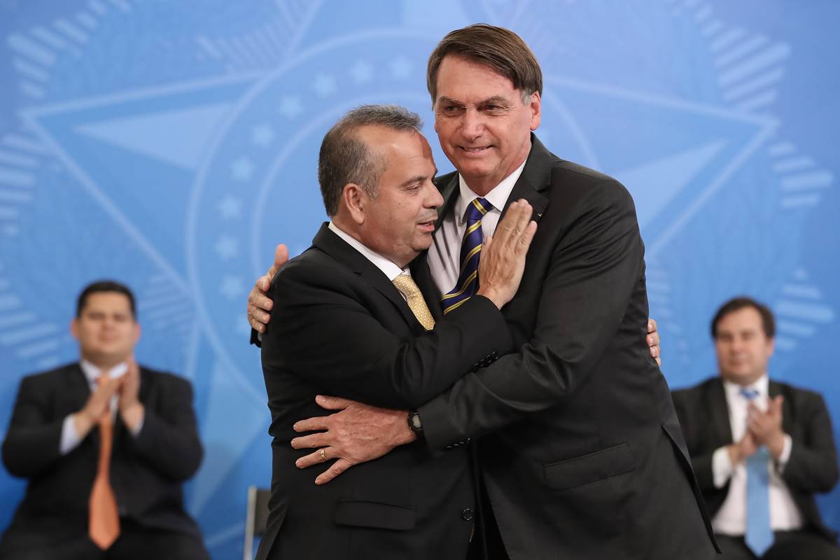 Bolsonaro pede autorização a Moraes para visita de Rogério Marinho