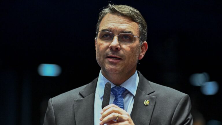Flávio Bolsonaro relata sequestro de mãe e avós em assalto violento