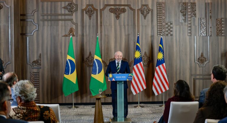 Lula reconhece erro ao afirmar candidatura durante viagem à Indonésia