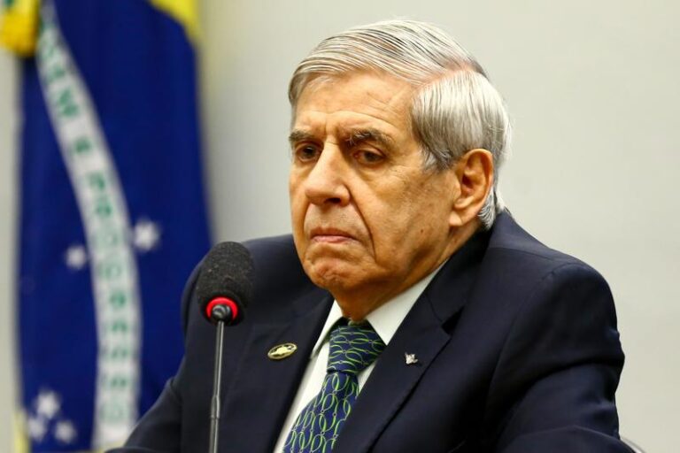 Ministro Moraes concede prazo para defesa de Augusto Heleno apresentar laudos médicos