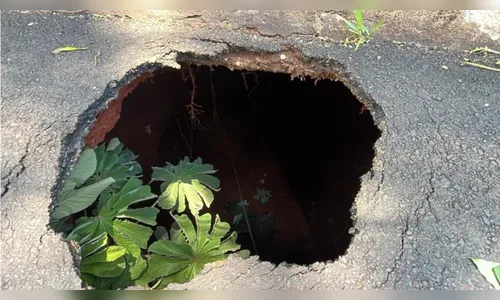 Interdição de rua em Apucarana devido a buraco no asfalto