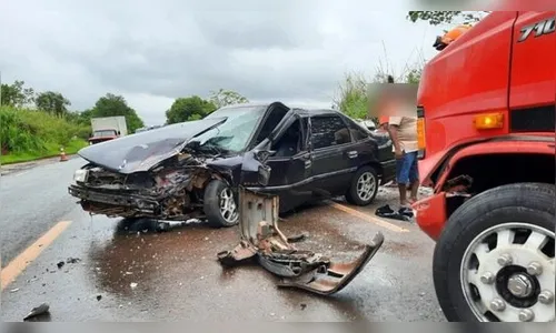 Colisão entre carro e caminhão em Jandaia do Sul deixa feridos leves