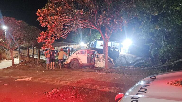 Colisão de Fusca em muro deixa homem ferido em Borrazópolis