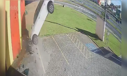 Motorista sobrevive após queda de carro de viaduto em Curitiba