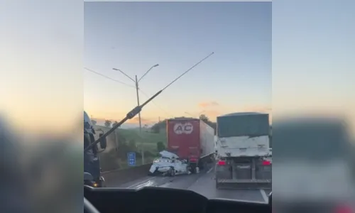 Acidente fatal na BR-376 envolve carretas e carro de passeio
