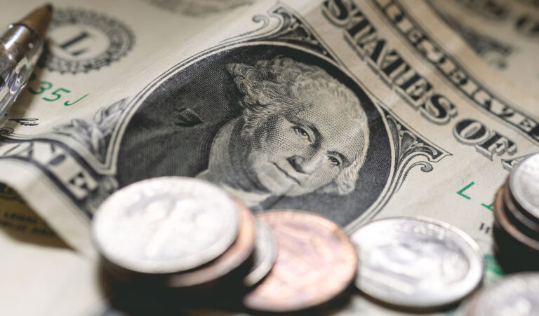 Dólar avança com inflação nos EUA e julgamento de Bolsonaro no radar