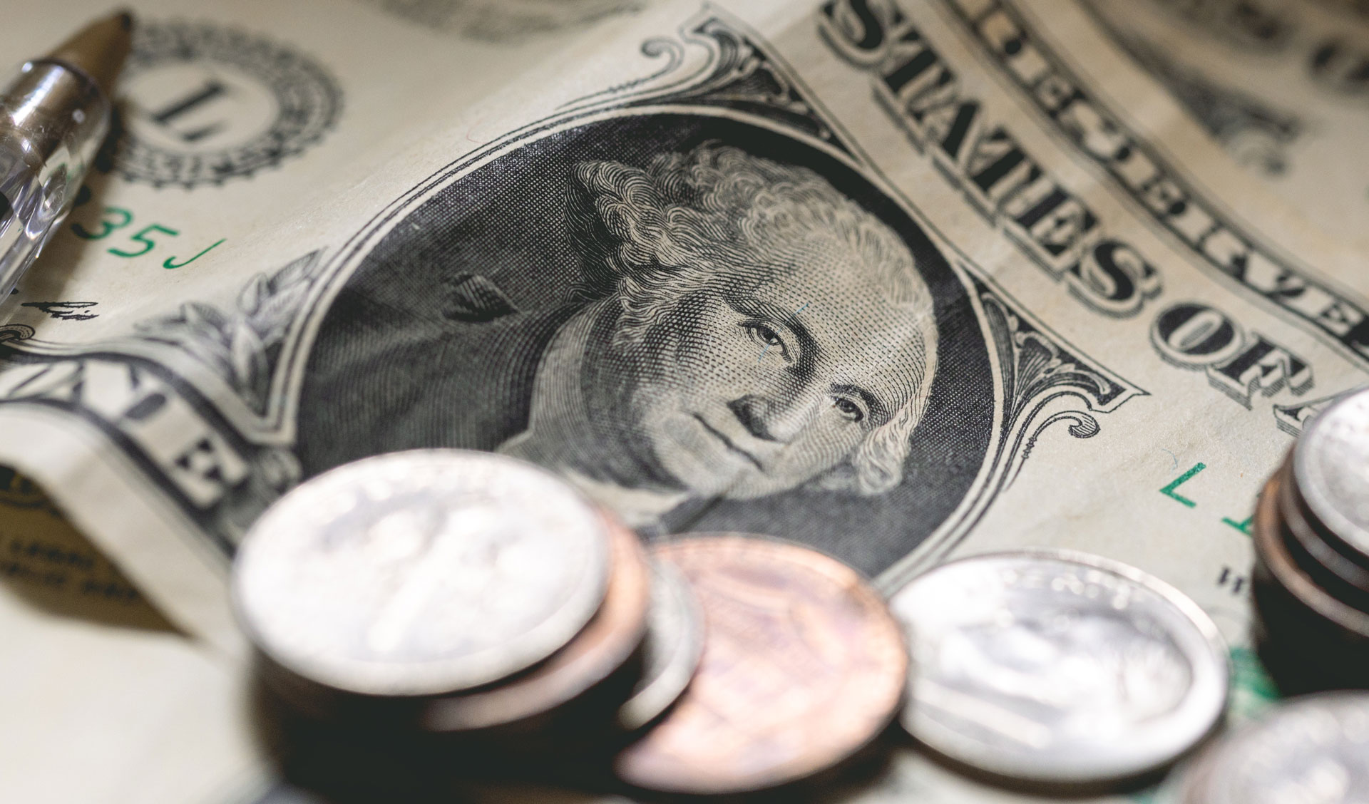 Dólar avança com inflação nos EUA e julgamento de Bolsonaro no radar