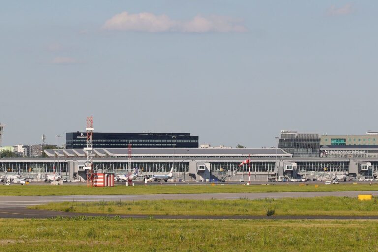 Polônia abate drones russos e fecha aeroportos